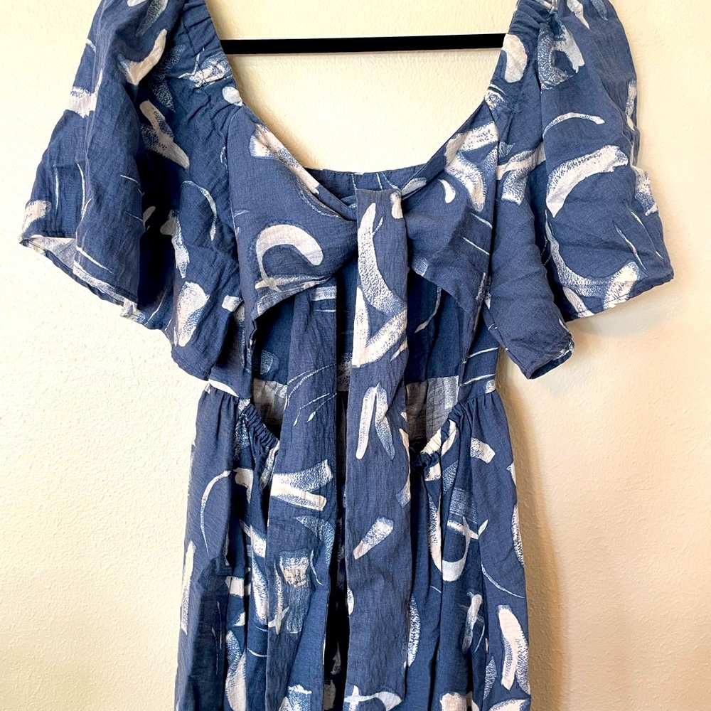 WHO WHAT WEAR blue patterned tie back dress